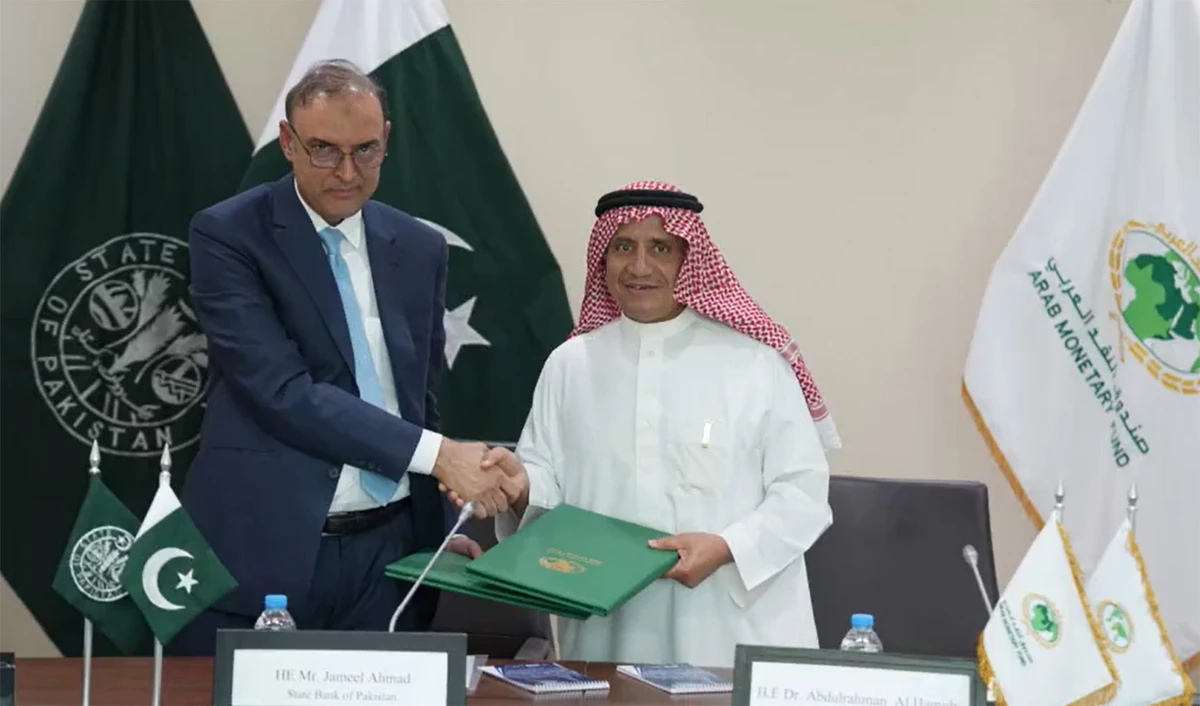 Governor State Bank of Pakistan, Jameel Ahmad, left, and Director General Chairman of the Board of Arab Monetary Fund, Dr. Abdulrahman Bin Abdullah Al Hamidy, shake hands after signing the MoU to facilitate remittances between the Arab region and Pakistan, in Abu Dhabi on November 3, 2023. (WAM)