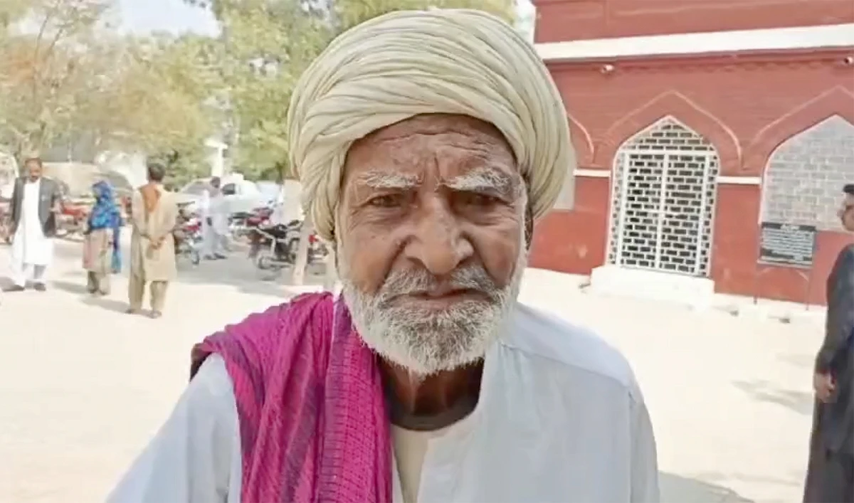 The screengrab shows a Pakistani octogenarian who has filed a petition in a court this week in the southern city of Jacobabad, requesting the judge to instruct his sons to allow him to remarry. (Photo courtesy: Screengrab from a video shared by Mukesh Rupeta)
