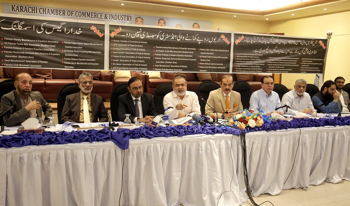 Pakistani businessman, Jawed Bilwani (4th left), speaks during a press conference along with Karachi Chamber of Commerce & Industry President Iftikhar Ahmed Sheikh (5th left) in Karachi on November 21, 2023. (AN Photo)