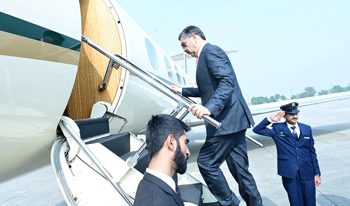 Pakistan Prime Minister Anwaar-ul-Haq Kakar boards an airplane on November 8, 2023. (PID/File)