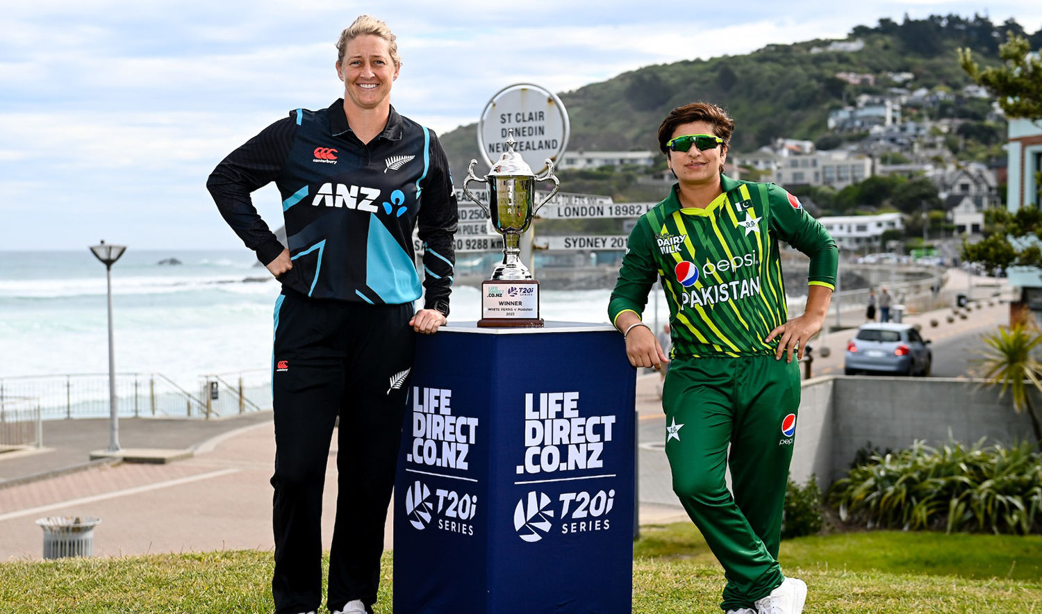 Captains of Pakistan and New Zealand's women's cricket team post with the trophy of T20 series in Dunedin, New Zealand on December 2, 2023. (Photo courtesy: Pakistan Cricket Board)