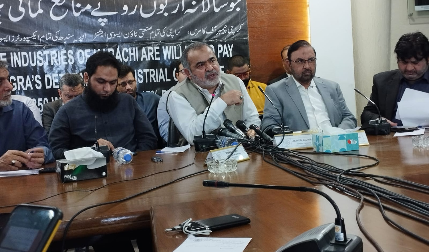Jawed Bilwani, Chief Coordinator of the Karachi Industrial Alliance (KIA), speaks at a press conference on December 4, 2023, discussing the industrial shutdown organized in protest of the increased gas tariffs. (AN photo)