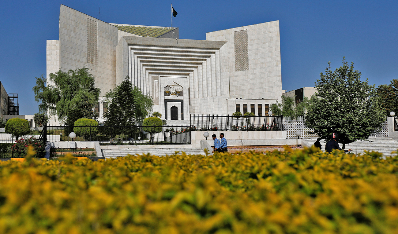 Police officers walk past the Supreme Court of Pakistan building, in Islamabad, Pakistan, on April 6, 2022. (REUTERS/File)