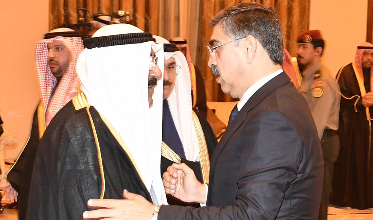 Pakistan's caretaker prime minister Anwaar-ul-Haq Kakar, right, extends condolences to Kuwait's newly appointed Emir, Sheikh Meshaal Al-Ahmad Al-Jaber Al-Sabah, following the passing of the country's ruler, Sheikh Nawaf Al-Ahmad Al-Jaber Al-Sabah, in Kuwait City on December 18, 2023. (PID)