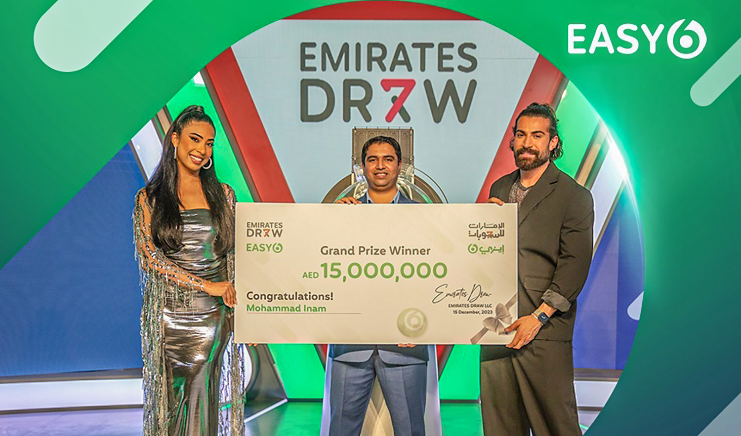 Pakistani expatriate in the United Arab Emirates, Mohammad Inam, center, receives cheque of AED15 million ($4 million) in Dubai, UAE, on December 29, 2023. (Photo courtesy: @emiratesdraw/Instagram)