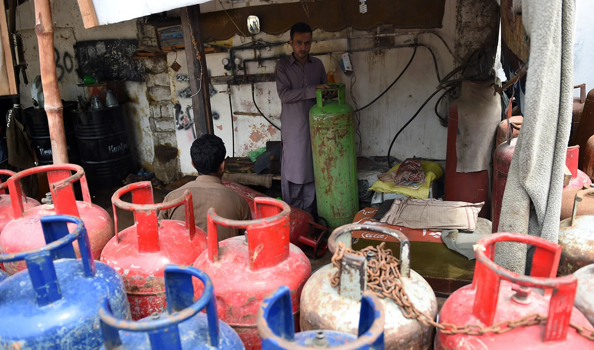 A Pakistani employee fills a gas cylinder at a filling shop in Karachi on July 23, 2015. (AFP/File)