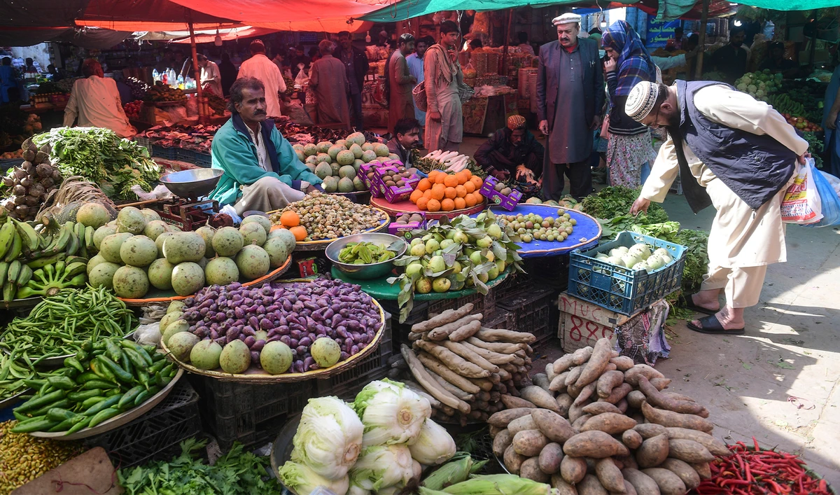 This picture taken on January 30, 2023 shows residents buying vegetable at a market in Pakistan's port city of Karachi. (AFP/File)