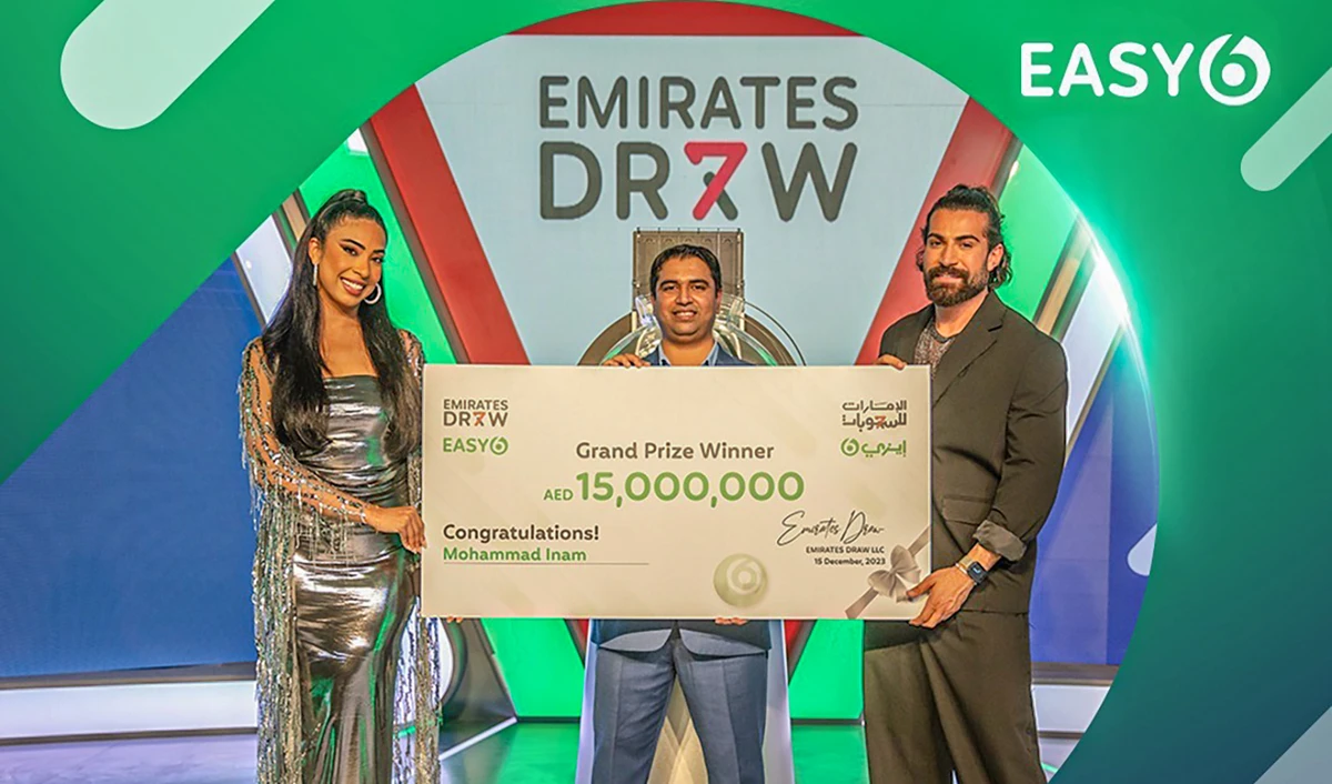 Pakistani expatriate in the United Arab Emirates, Mohammad Inam, center, receives cheque of AED15 million ($4 million) in Dubai, UAE, on December 29, 2023. (Photo courtesy: @emiratesdraw/Instagram)