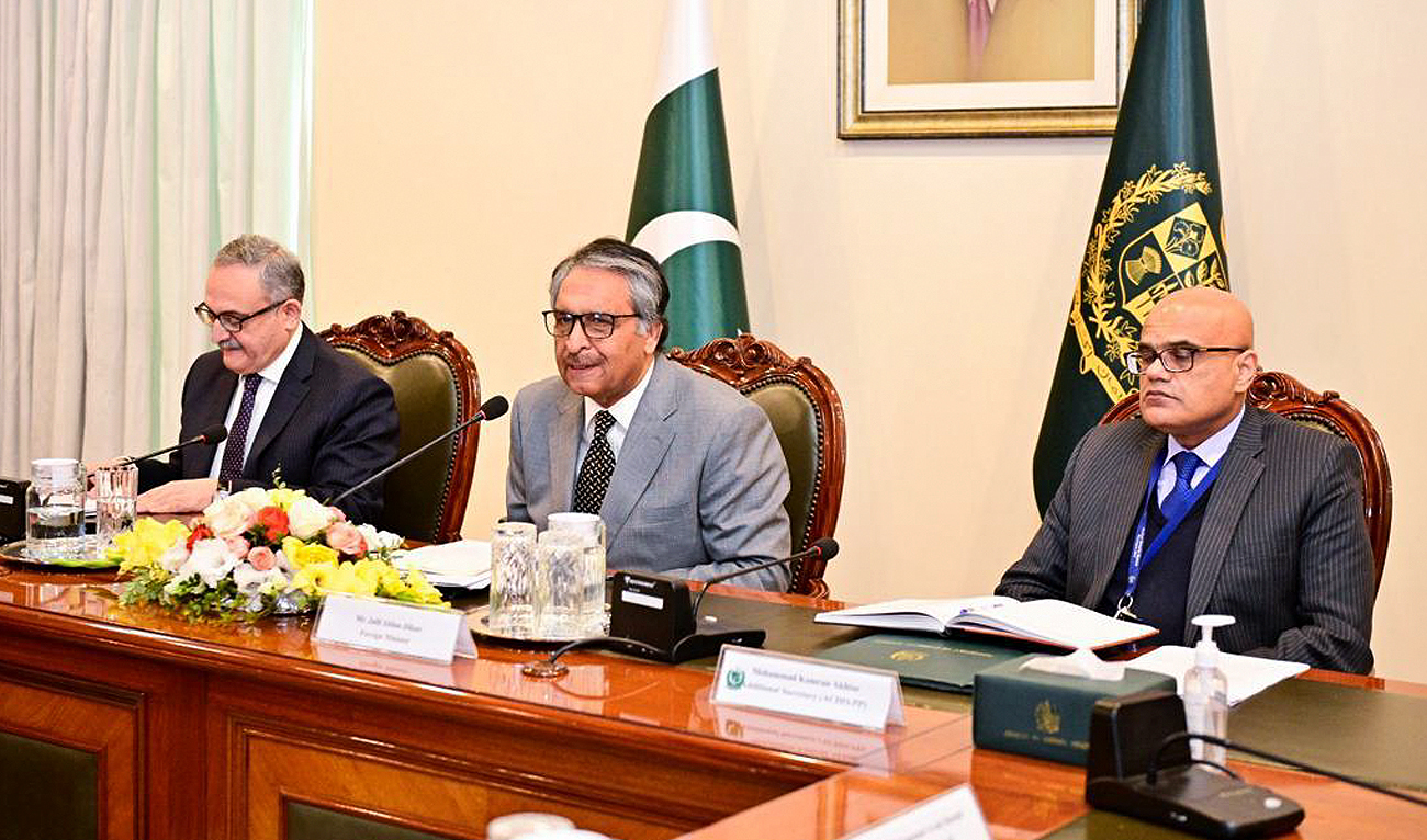 Pakistan's caretaker foreign minister, Jalil Abbas Jilani (center), speaks during the inauguration of the three-day Envoys’ Conference in Islamabad on January 4, 2024. (Photo courtesy: MOFA)