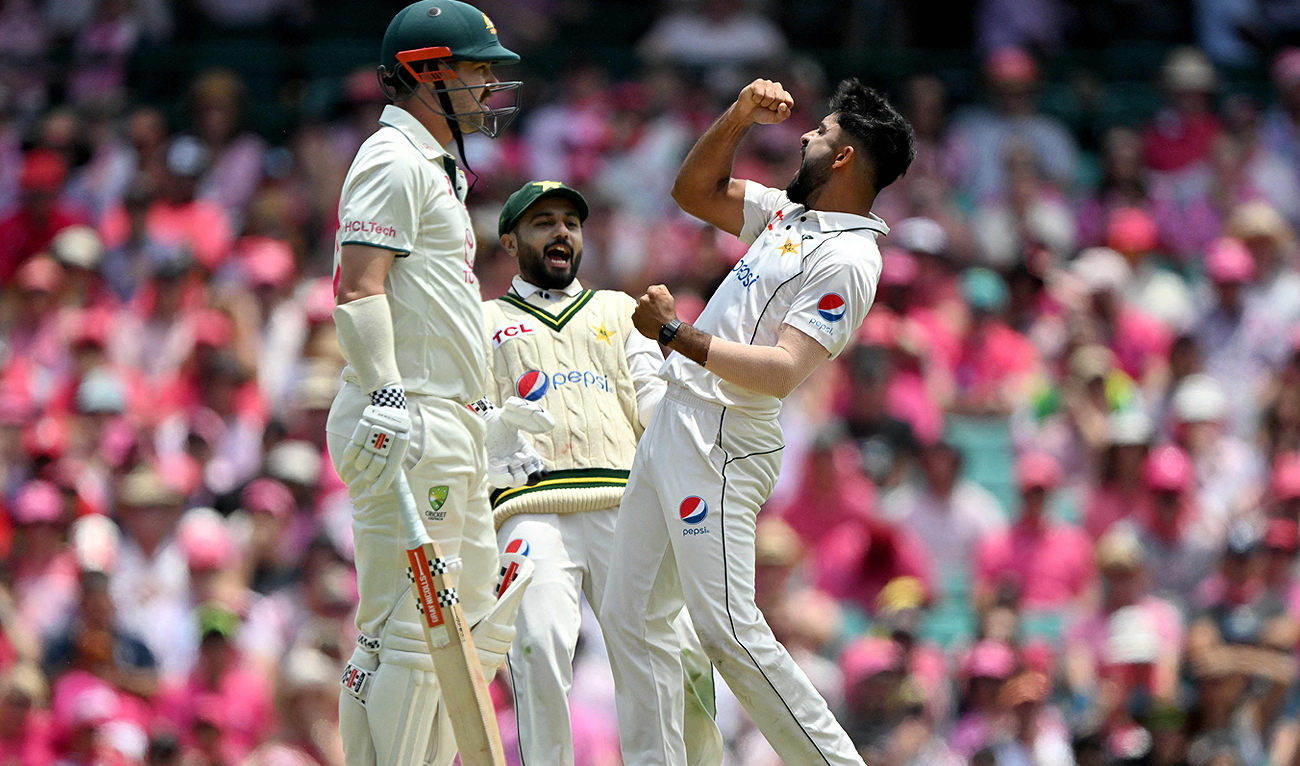 Pakistan’s Aamir Jamal (R) celebrates the wicket of Australia’s Travis Head (L) during day three of the third cricket Test match between Australia and Pakistan at the Sydney Cricket Ground in Sydney on January 5, 2024. (AFP)