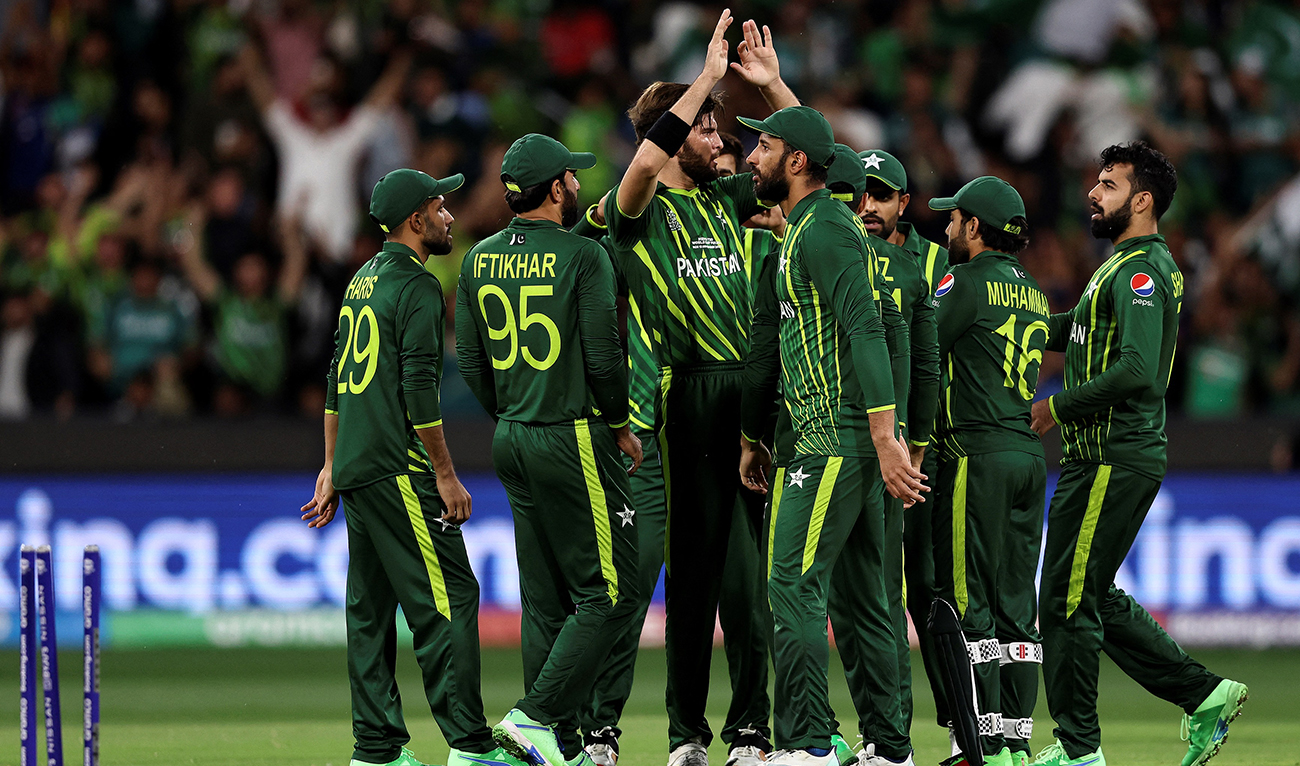 Pakistan's Shaheen Afridi (C) celebrates the wicket of England's Alex Hales with teammates during the ICC men's Twenty20 World Cup 2022 cricket final match between England and Pakistan at the Melbourne Cricket Ground (MCG) on November 13, 2022 in Melbourne. (AFP/File)