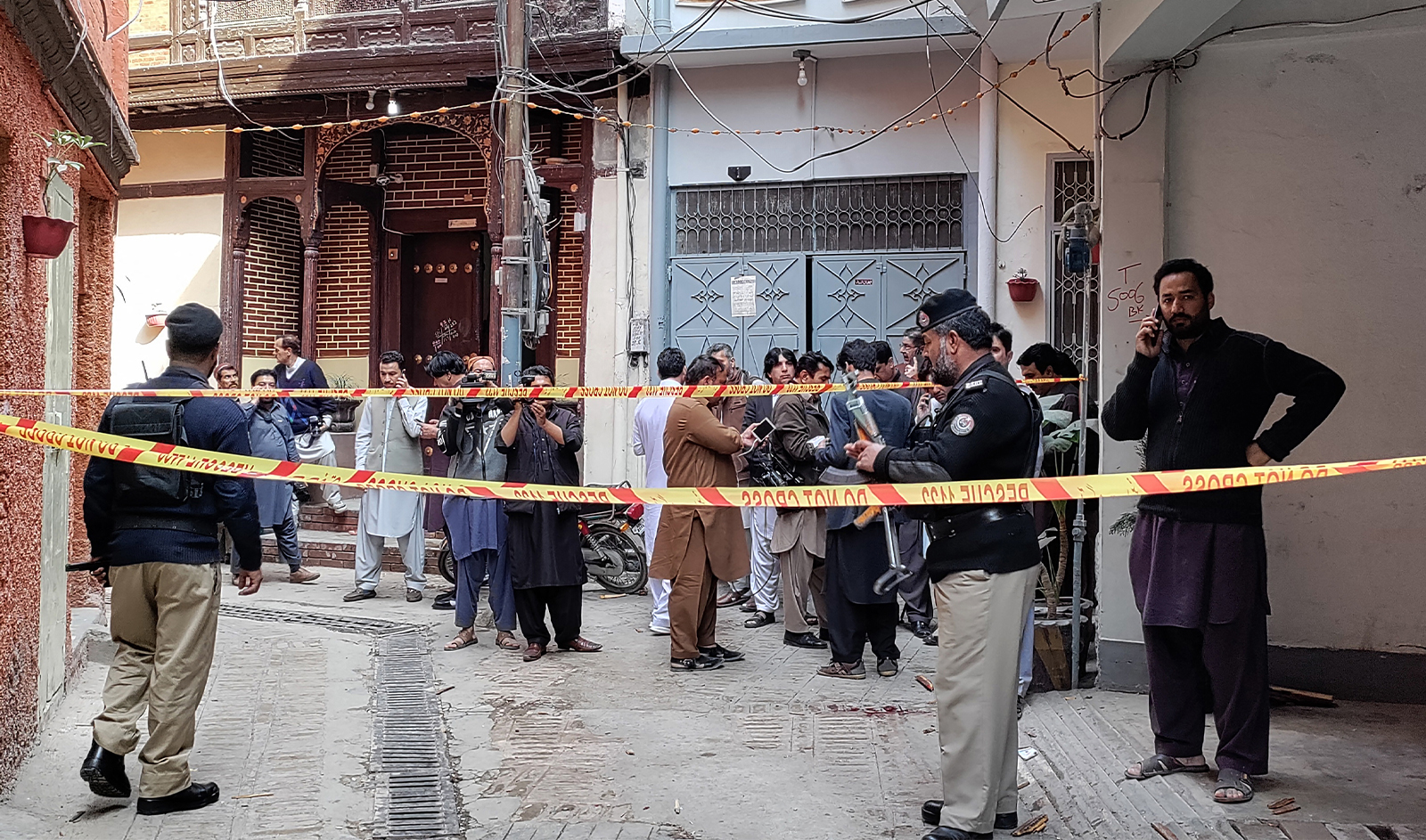 Policemen cordon off a street in Peshawar, Pakistan, on March 4, 2022. (AFP/File)