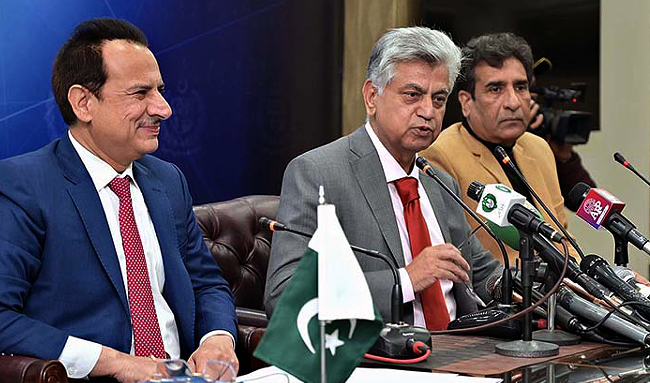 Pakistan's caretaker information minister, Murtaza Solangi (center), speaks during a press briefing in Islamabad on January 9, 2024. (APP)