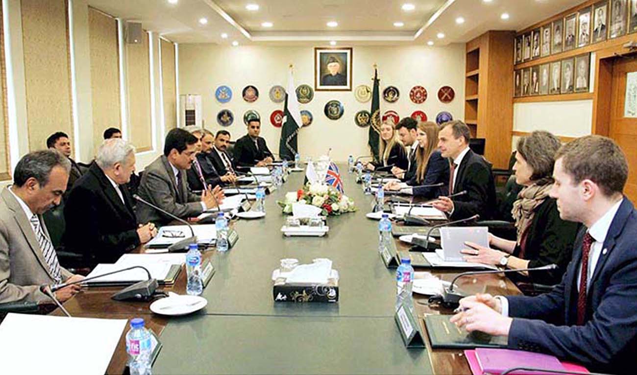 Federal Secretary for Interior, Aftab Akbar Durrani in a meeting with the 2nd Permanent Secretary of British Home Office Simon Ridley on January 15, 2023 in Islamabad, Pakistan. (APP)