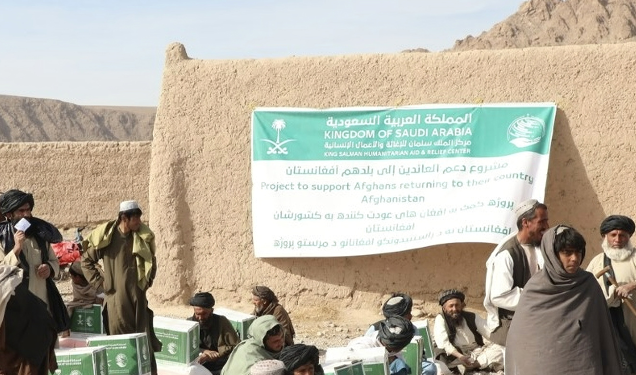 People receive relief packages at KSrelief food assistance camp in Kandahar, Afghanistan, on January 16, 2024. (Afghan Red Crescent Society)