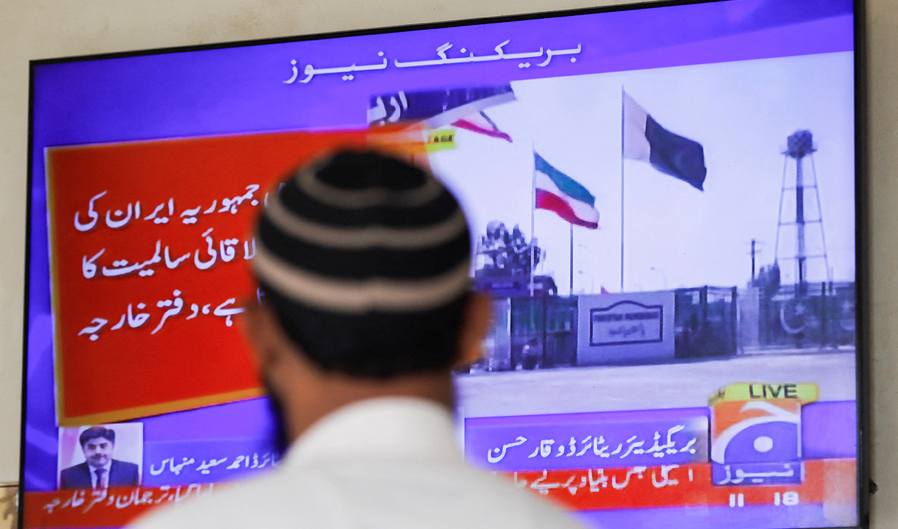 A man looks at a television screen after the Pakistani foreign ministry said the country conducted strikes inside Iran targeting separatist militants, two days after Tehran said it attacked Israel-linked militant bases inside Pakistani territory, in Karachi, Pakistan January 18, 2024. (REUTERS)