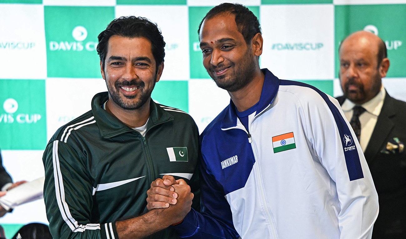 Pakistan's Aisam-ul-Haq Qureshi (L) and India's Ramkumar Ramanathan pose for photos during the draw ceremony of the Davis Cup World Group I play-offs between Pakistan and India, in Islamabad on February 2, 2024. (AFP)