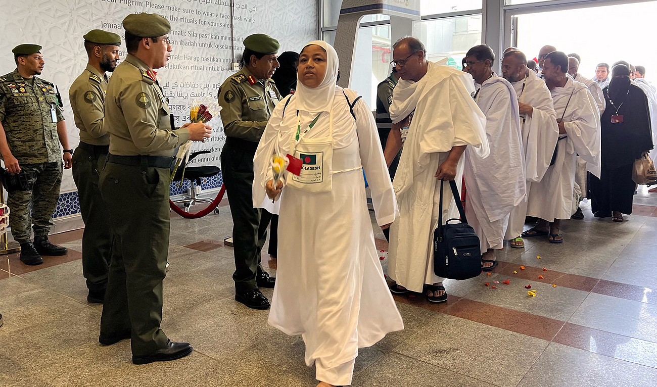 In this file photo, taken on June 20, 2023, Muslim pilgrims from Bangladesh and Pakistan arrive at King Abdul Aziz International Airport in Jeddah. (AFP/File)