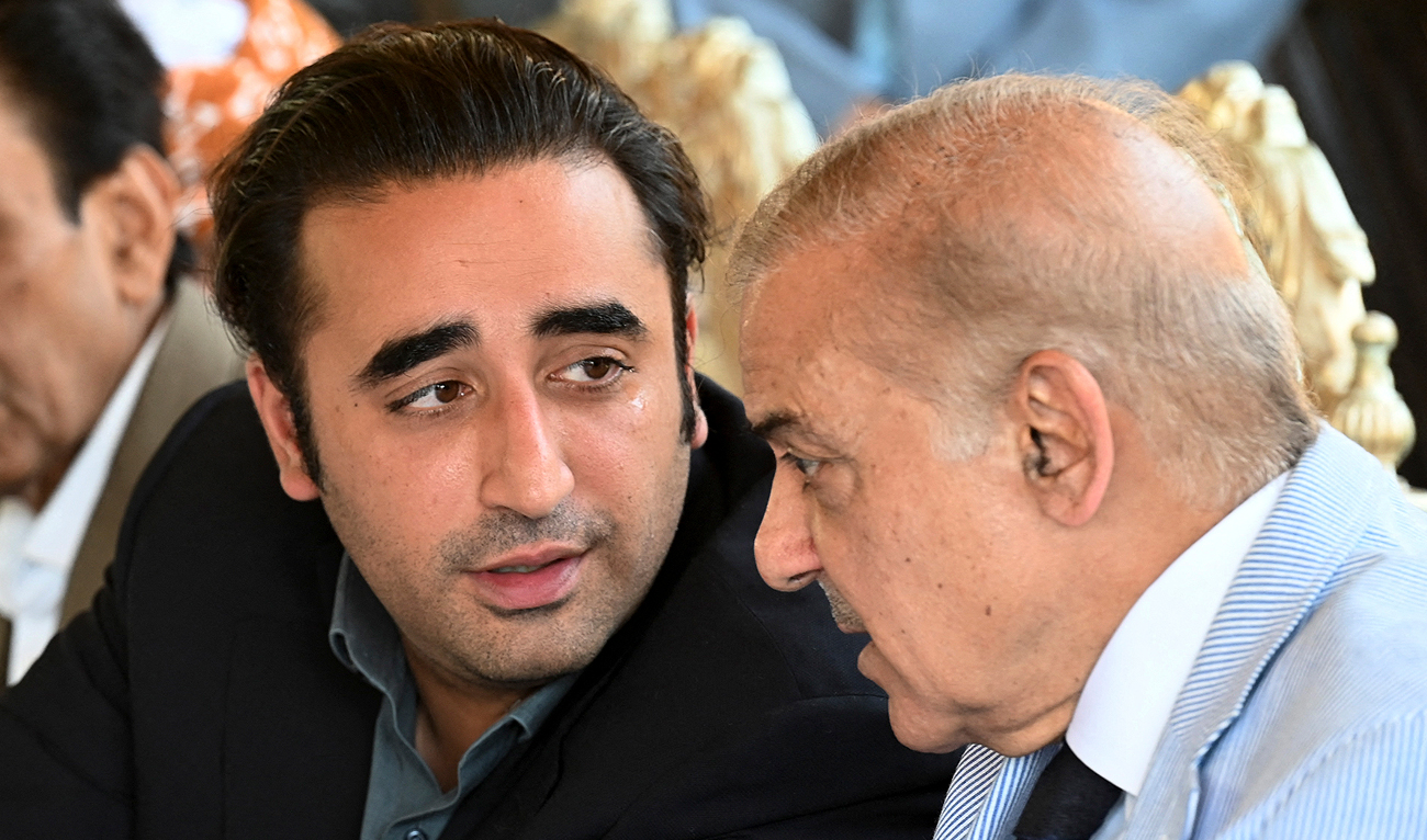 This file photo, taken on April 4, 2022, shows Pakistan’s former prime minister and Pakistan Muslim League party leader Shehbaz Sharif (R) and Pakistan’s ex-Foreign Minister and Pakistan People’s Party Chairperson Bilawal Bhutto-Zardari speaks during a press conference in Islamabad. (AFP/File)