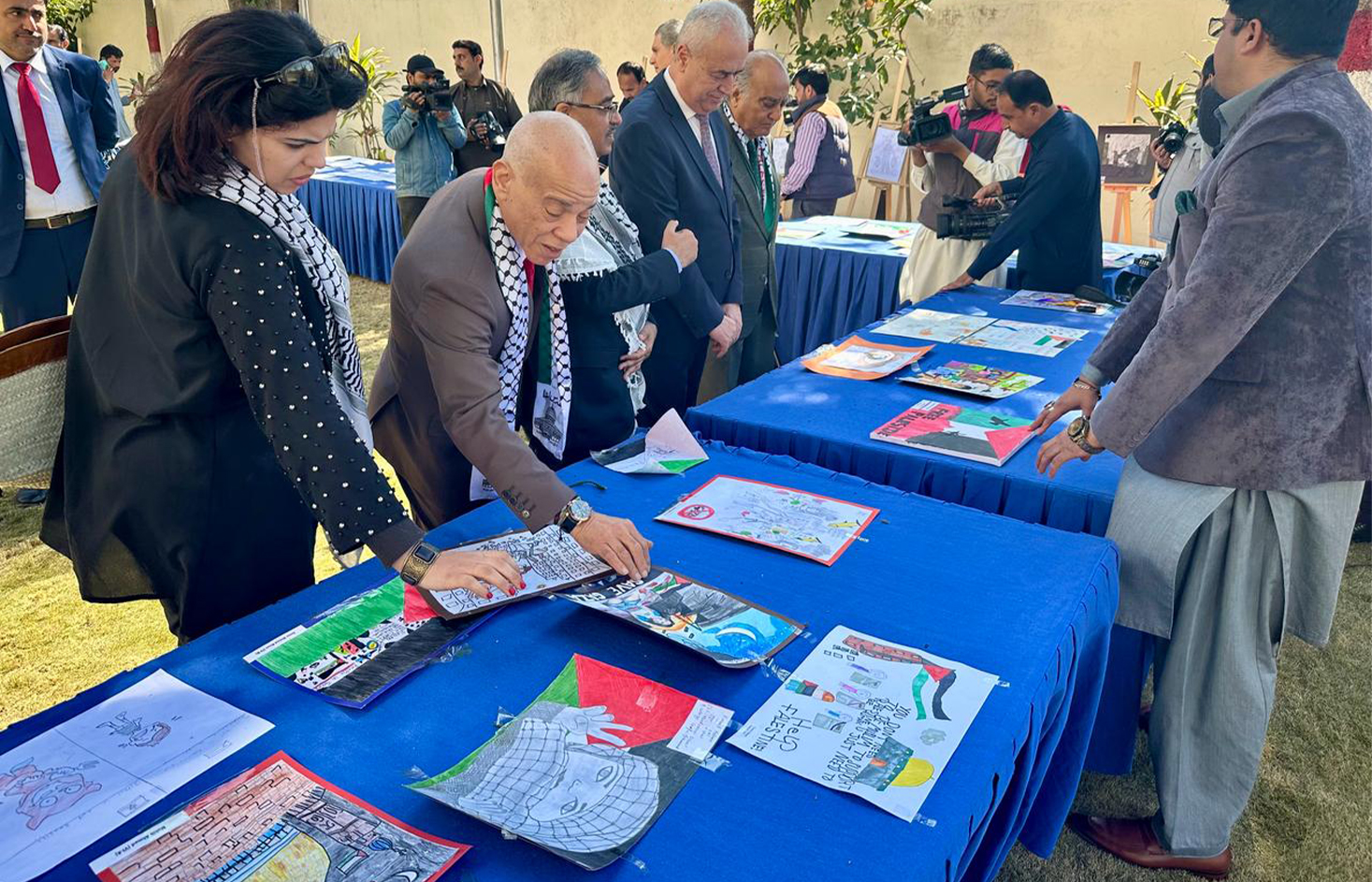 Diplomats and visitors view artwork by Pakistani students to express their solidarity with the children of Gaza in Islamabad, Pakistan on February 22, 2024. (AN photo)