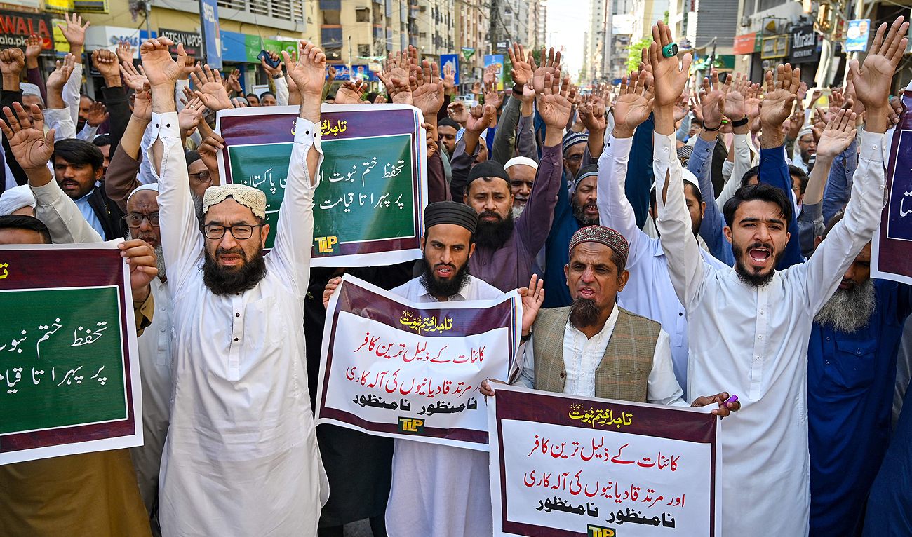 Tehreek-e-Labbaik Pakistan activists protest against Supreme Court Chief Justice Qazi Faez Isa, in Karachi on February 23, 2024. Pakistan's Supreme Court has defended its top judge after a ruling he issued related to blasphemy that sparked an online backlash and led to thinly veiled death threats. (AFP)