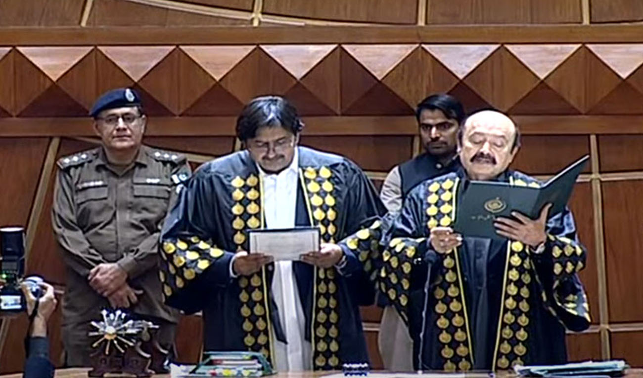 Malik Muhammad Ahmed Khan (L) takes oath as the speaker of the Punjab Assembly in Lahore, Pakistan on February 24, 2024. (APP)