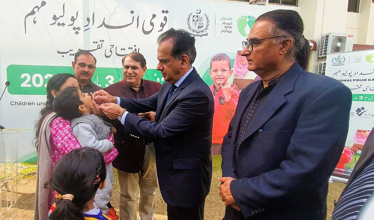 Pakistan’s federal health secretary Iftikhar Shallwani (center) inaugurates nationwide campaign against polio by administering polio drops to children on February 25, 2024. (Photo courtesy: Ministry of National Health Services)