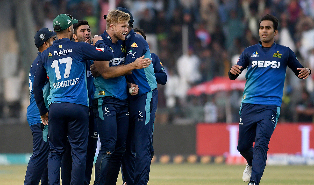 Multan Sultans’ David Willey, center, celebrates with teammates after taking the wicket of Quetta Gladiators’ Saud Shakeel during the Pakistan Super League T20 cricket match between Multan Sultans and Quetta Gladiators, in Multan, Pakistan on February 25, 2024. (AP)