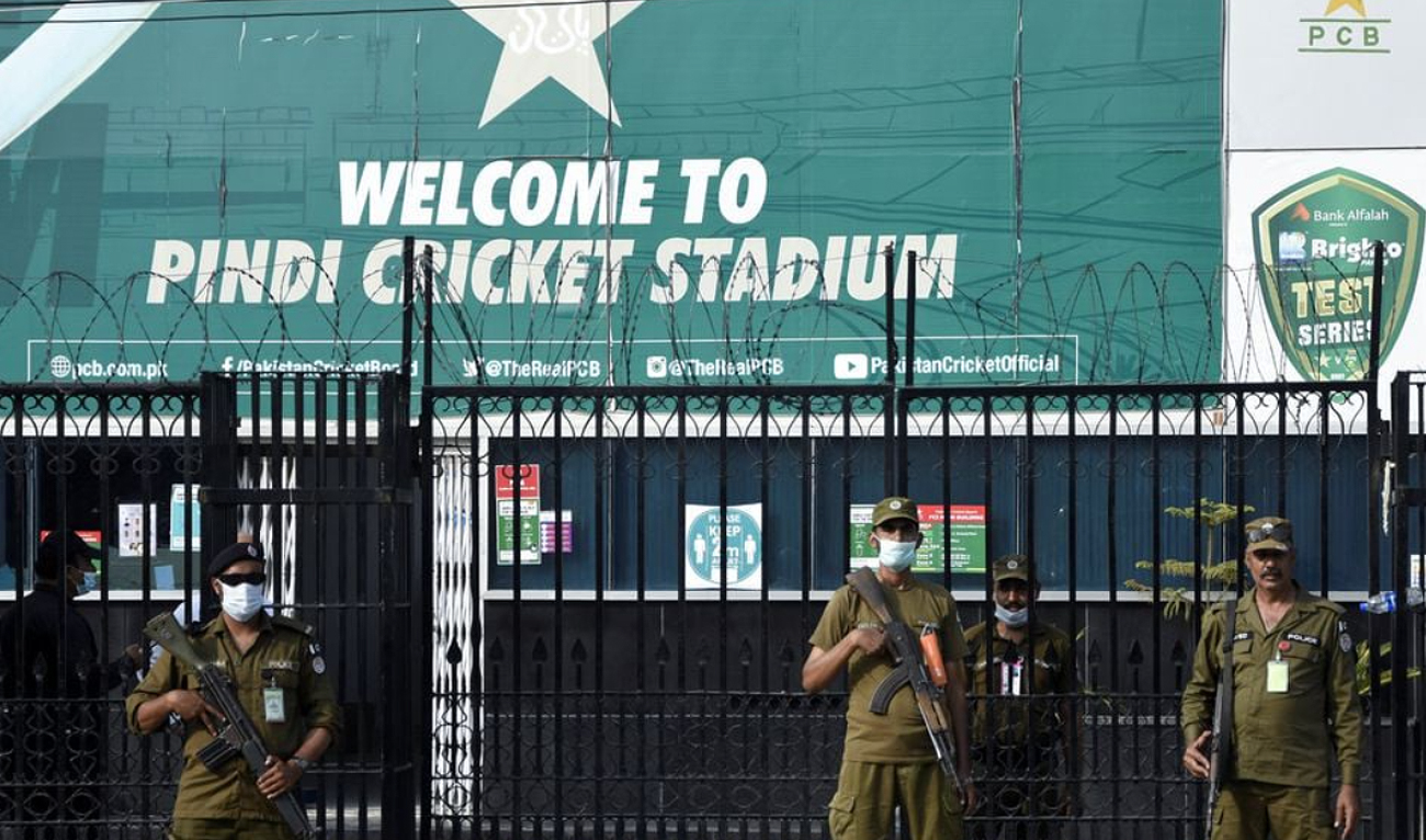 Police officers stand guard outside Rawalpindi Cricket Stadium in Rawalpindi on September 17, 2021. (REUTERS/File)