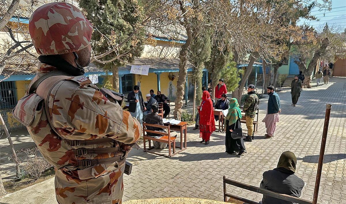 A security personnel stands guard at a polling station in Quetta, Pakistan, on February 8, 2024. (AN photo by Saadullah Akhtar)