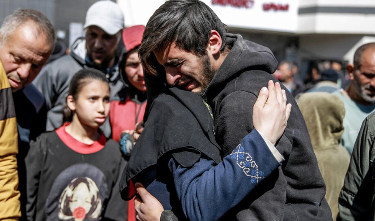 People mourn following an incident when Israeli troops opened fire on a crowd of Palestinians who were trying to get food from an aid convoy in northern Gaza, resulting in the deaths of more than 110 people, according to the health ministry in the Hamas-run Palestinian territory, on February 29, 2024. (AFP)