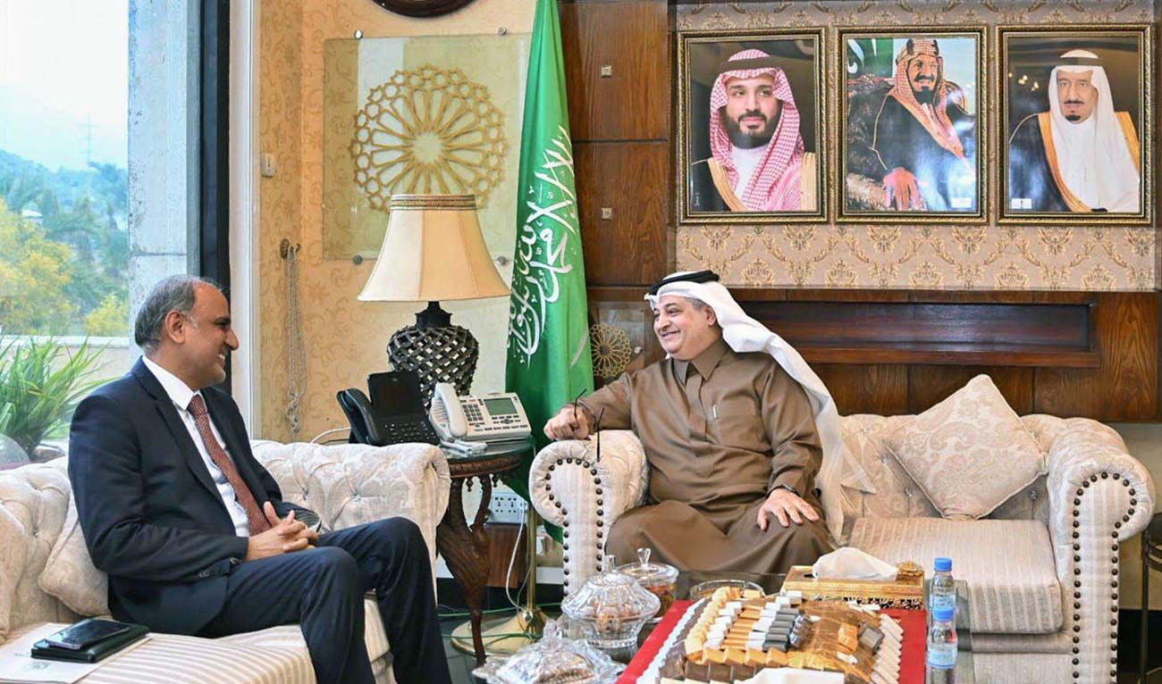 Managing Director of Pakistan Bait-ul-Mal, Syed Tariq Mahmood Al-Hassan (left), meeting with the Saudi Ambassador, Nawaf Al-Maliki at the Saudi Embassy in Islamabad, Pakistan on March 2, 2024. (APP)