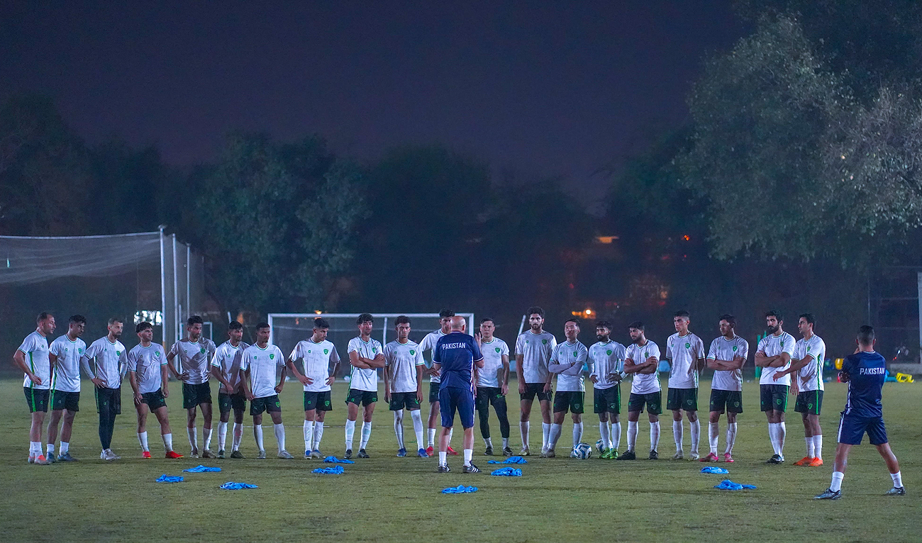 Pakistan football coach Stephen Constantine (c) speaks with the national team during practice sessions in Lahore on March 12, 2024, ahead of match against Jordan next week in Islamabad. Photo courtesy: PFF)