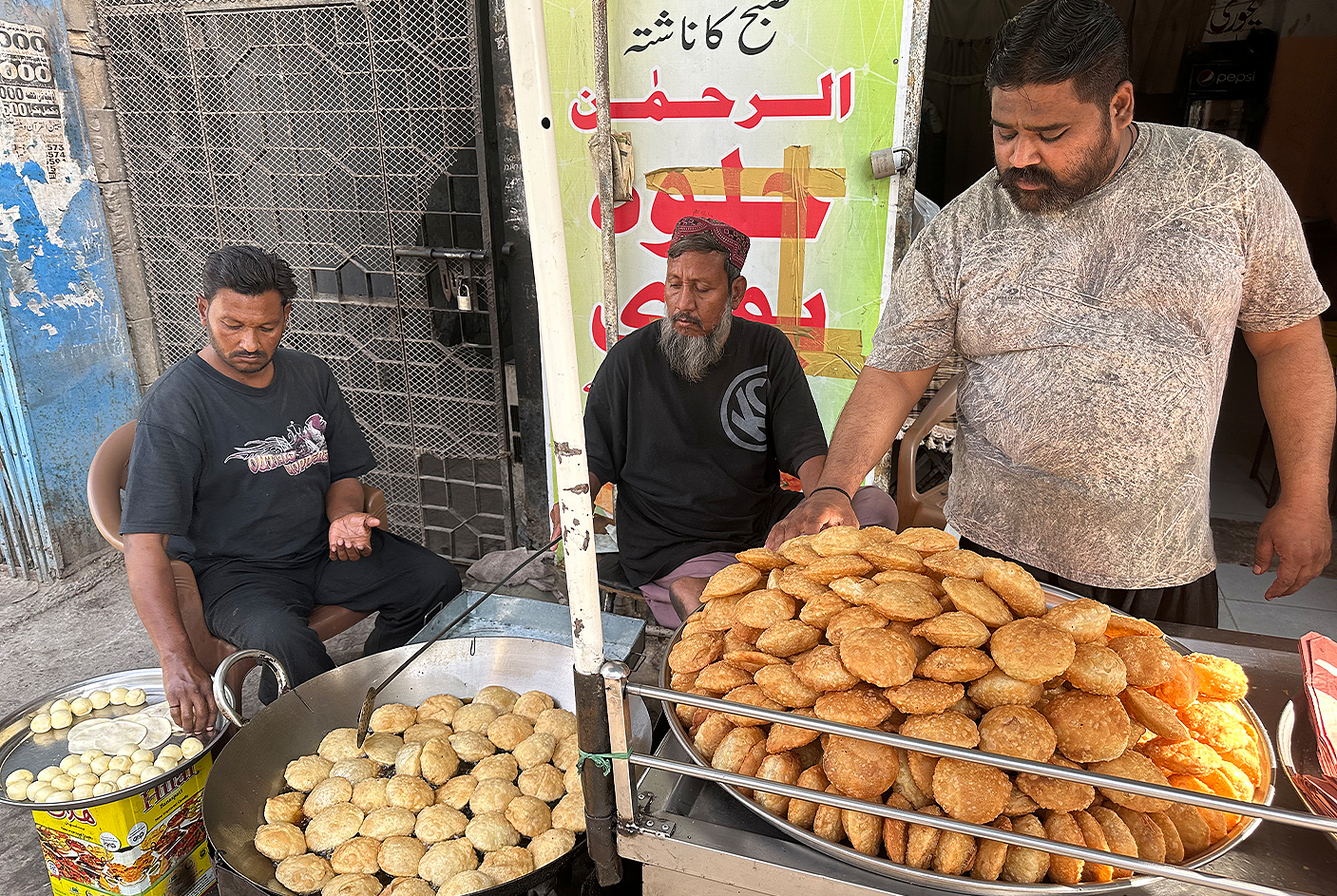 The picture taken on March 17, 2024, shows a man selling kachoris during the holy month of Ramadan in Karachi, Pakistan. (AN photo)