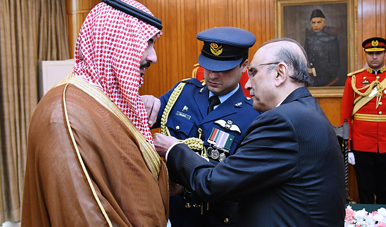 Pakistan President Asif Ali Zardari confers Nishan-i-Pakistan award on Saudi Arabia’s minister of defense, Prince Khalid bin Salman bin Abdul Aziz Al Saud, at a special investiture ceremony held at the Presidency in Islamabad on March 23, 2024. (APP)