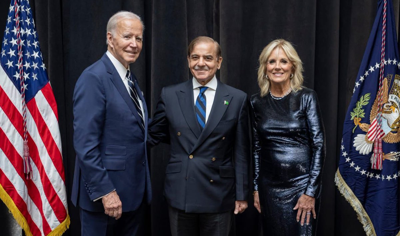 Pakistan Prime Minister Shehbaz Sharif (center) meets President Joe Biden in Washington, US on September 23, 2023. (@PakinUSA/File)