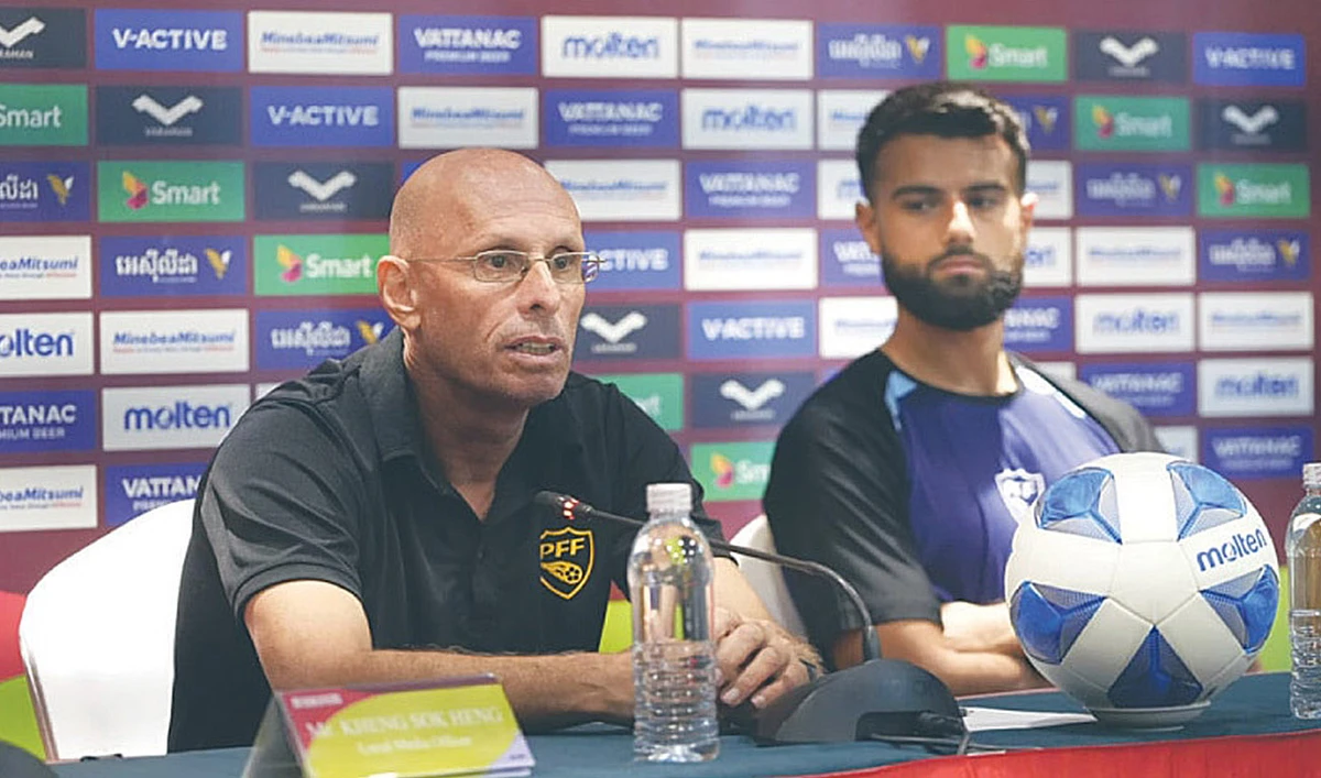 Stephen Constantine (L), the head coach of Pakistan’s men’s national football team, speaks during a news conference at the National Olympic Stadium on October 12, 2023. (Photo courtesy: Football Federation of Cambodia/ file)