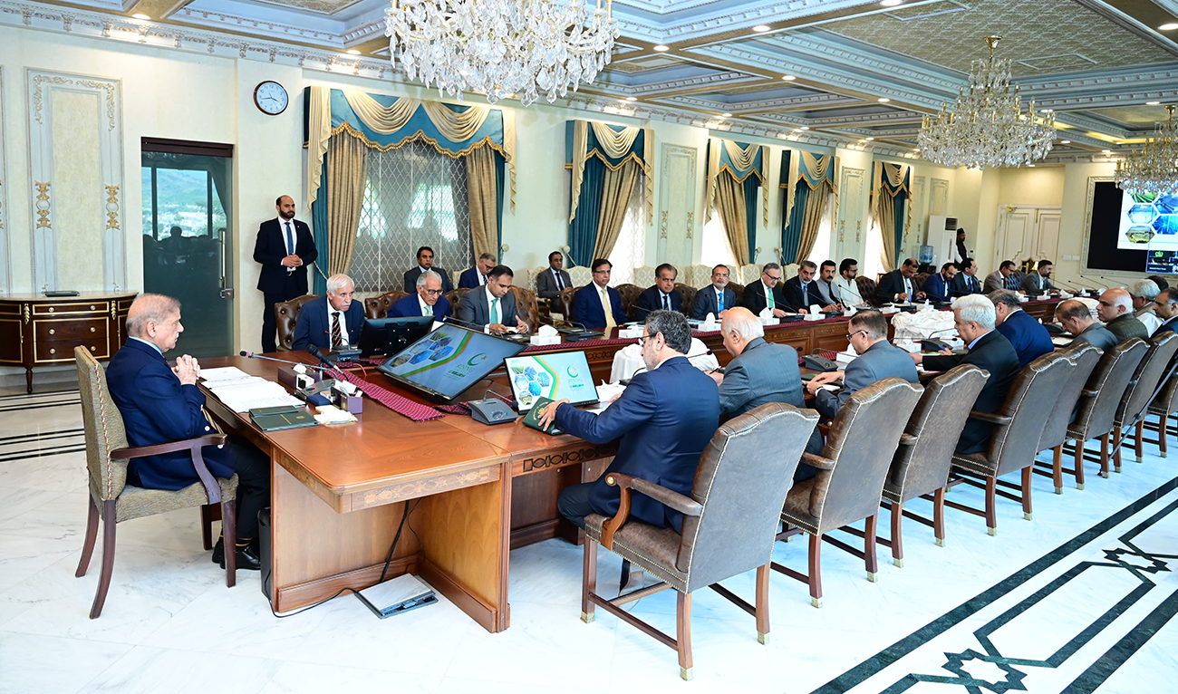 Prime Minister Muhammad Shehbaz Sharif chairs a meeting to review progress on foreign investment on April 2, 2024, in Islamabad, Pakistan. (PMO)