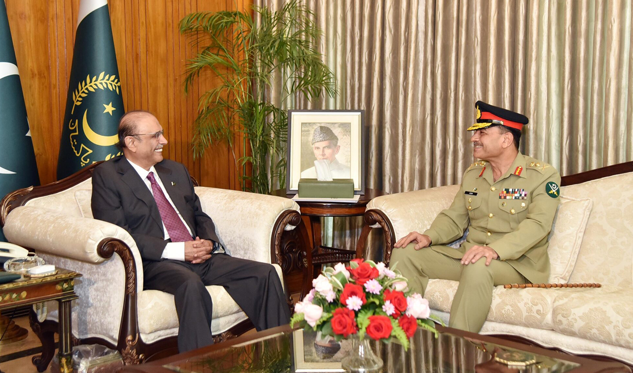 Chief of Army Staff General Syed Asim Munir (right) meeting with President Asif Ali Zardari, at the Presidency in Islamabad, Pakistan, on April 3, 2024. (APP)