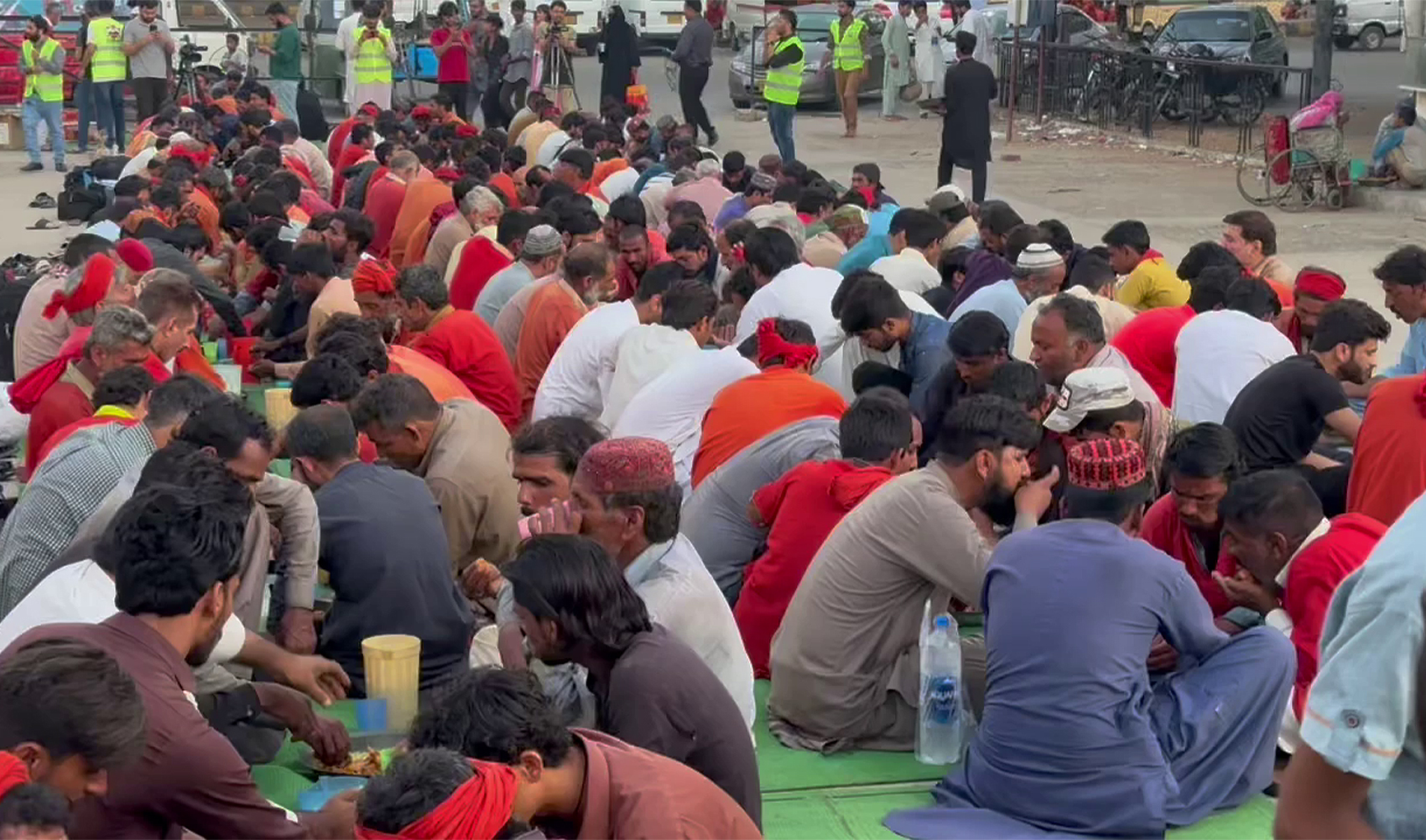 Hindu Maheshwari community organizes iftar meals in Karachi, Pakistan on April 7, 2024. (AN photo)