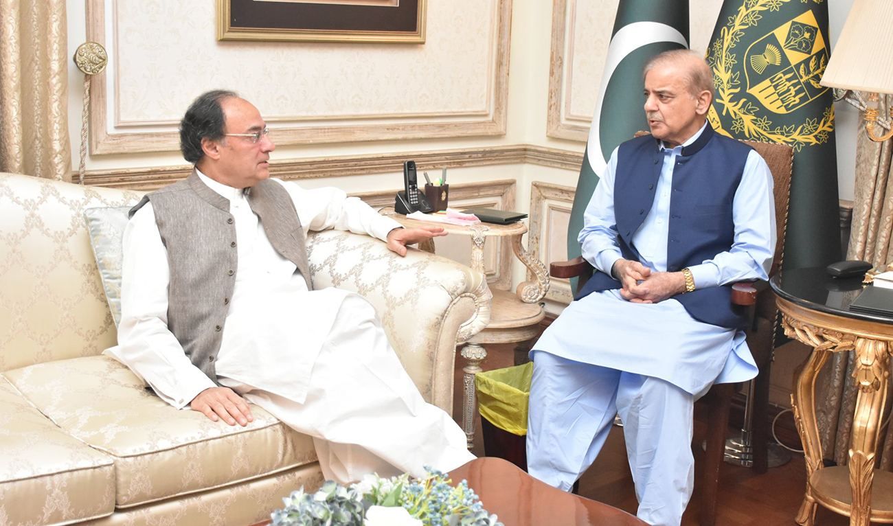 Pakistan’s finance minister Muhammad Aurangzeb (left) meeting with Prime Minister Shehbaz Sharif in Islamabad, Pakistan on April 13, 2024. (Photo courtesy: Government of Pakistan)