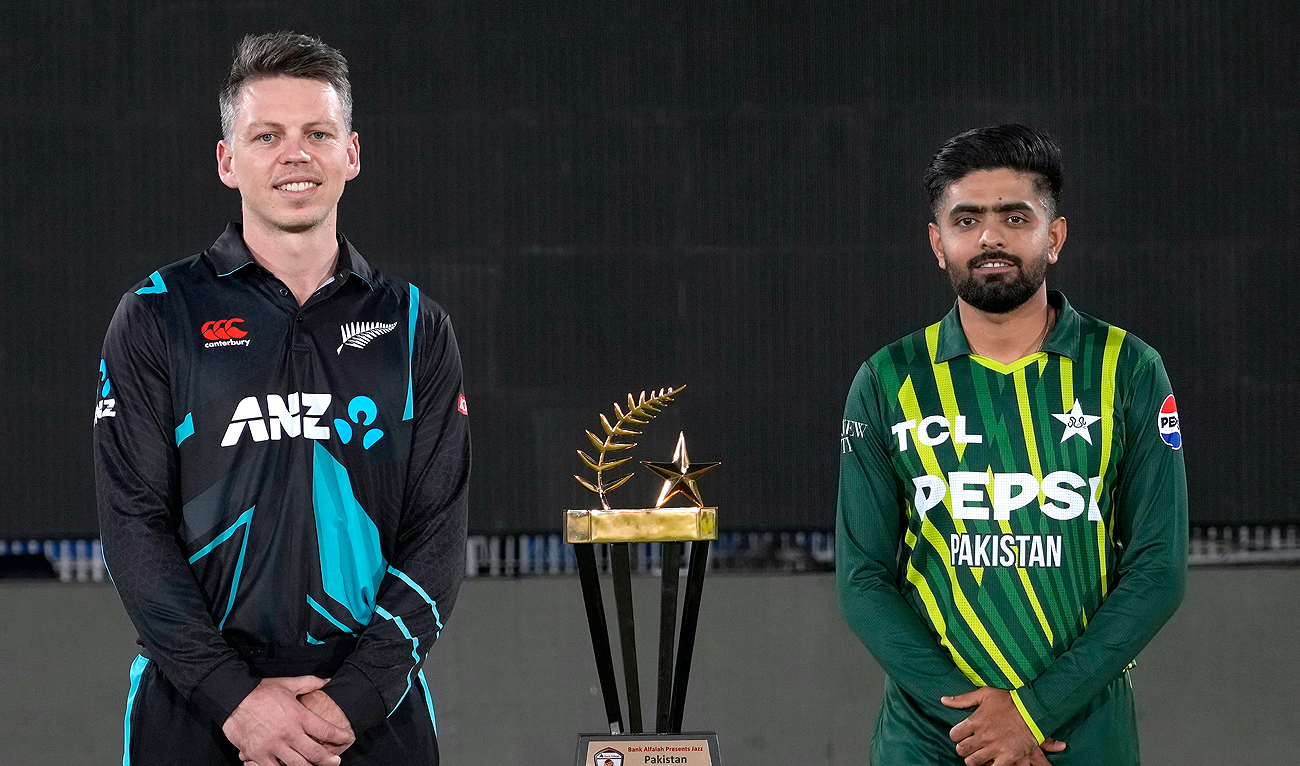 New Zealand’s skipper Michael Bracewell, left, and his Pakistani counterpart Babar Azam pose for T20 series trophy, in Rawalpindi, Pakistan, Wednesday, April 17, 2024. (AP)