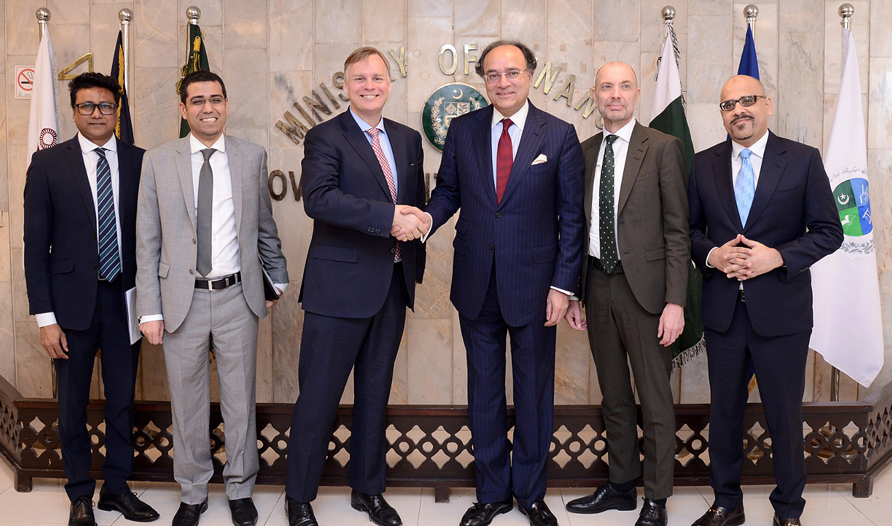 Pakistan Finance Minister Muhammad Aurangzeb (3R) meets Keith Svendsen (3L), CEO of A.P. Moller-Maersk Terminals, accompanied by Danish Ambassador Jakob Linulf (2R) and representatives from APM Terminals, at Finance Division in Islamabad on April 25, 2024. (Photo courtesy: Finance Ministry)