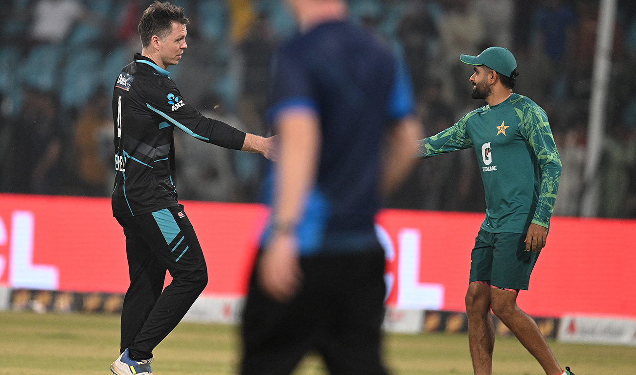 New Zealand's captain Michael Bracewell (L) shakes hands with Pakistan's captain Babar Azam (R) at the end of the fourth Twenty20 international cricket match between Pakistan and New Zealand at the Gaddafi Cricket Stadium in Lahore on April 25, 2024. (AFP)