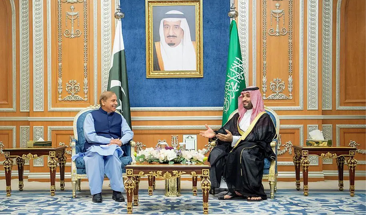Pakistan Prime Minister Shehbaz Sharif (left) meets Saudi Crown Prince Mohamed bin Salman in Riyadh, Saudi Arabia on October 25, 2022. (SPA/File)