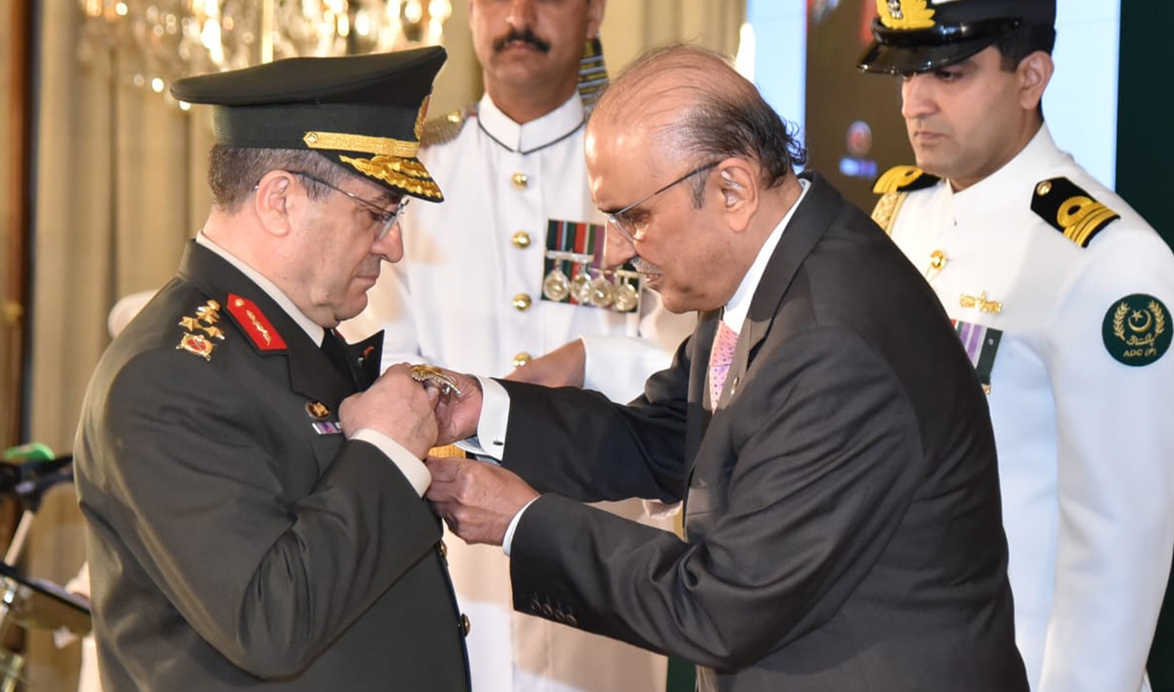 Pakistan President Asif Ali Zardari confers the military award, Nishan-i-Imtiaz, on Commander of the Turkish Land Forces, General Selcuk Bayraktaroglu, in Islamabad, Pakistan on April 29, 2024. (Photo courtesy: President of Pakistan/x)