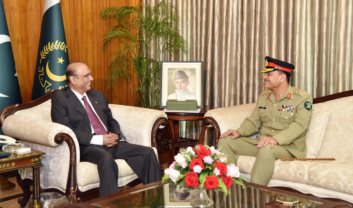 Chief of Army Staff General Syed Asim Munir (right) meeting with President Asif Ali Zardari, at the Presidency in Islamabad, Pakistan, on April 3, 2024. (APP)