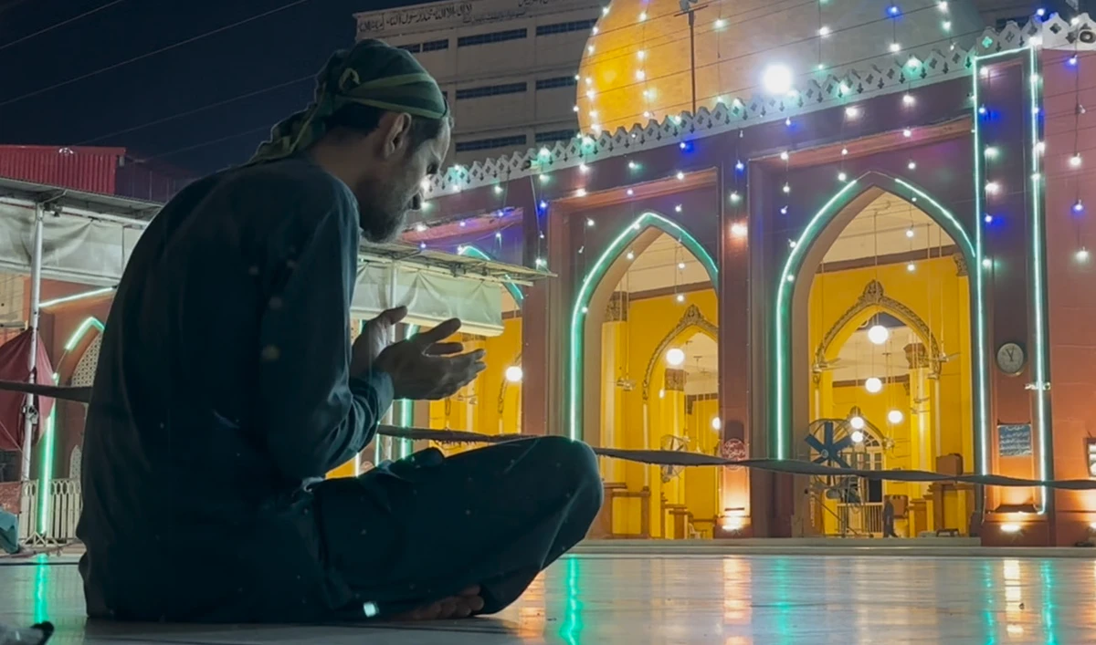 Muslim worshipper prays at the New Memon Masjid in Karachi, Pakistan, during the the special midnight Shabeena prayers on April 3, 2024. (AN Photo)