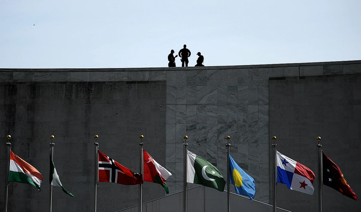 Security guards on the UN building roof on the margins of the 71st session of the UN General Assembly in New York on September 21, 2016. (AFP/File)