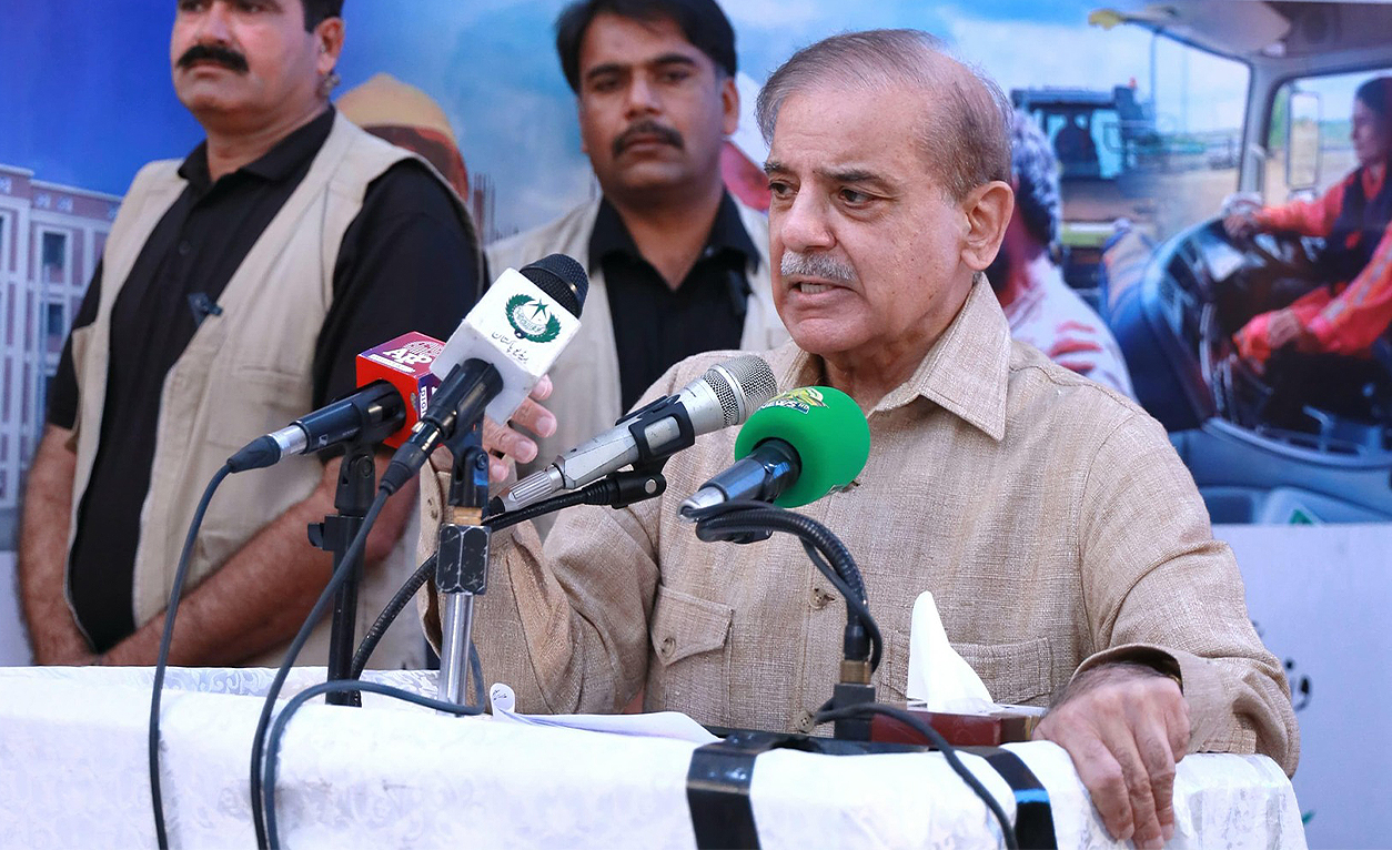 Pakistan Prime Minister Shehbaz Sharif addresses laborers during a luncheon on the occasion of Labor Day in Lahore, Pakistan on May 1, 2024. (PID)